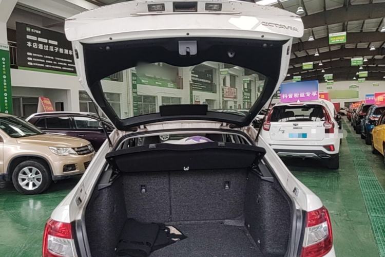 Used Skoda Octavia 2015 1.6L Automatic Yijie Edition Trunk