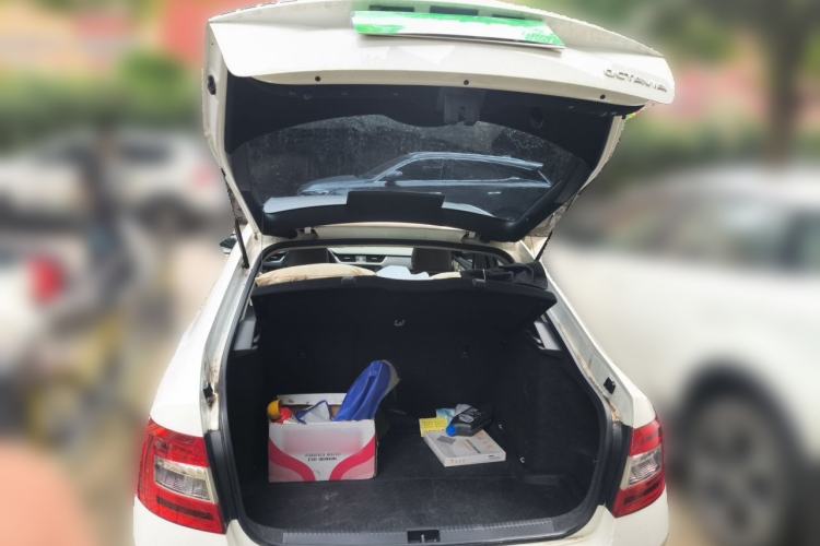 Used Skoda Octavia 2015 1.6L Automatic Yijie Edition Trunk