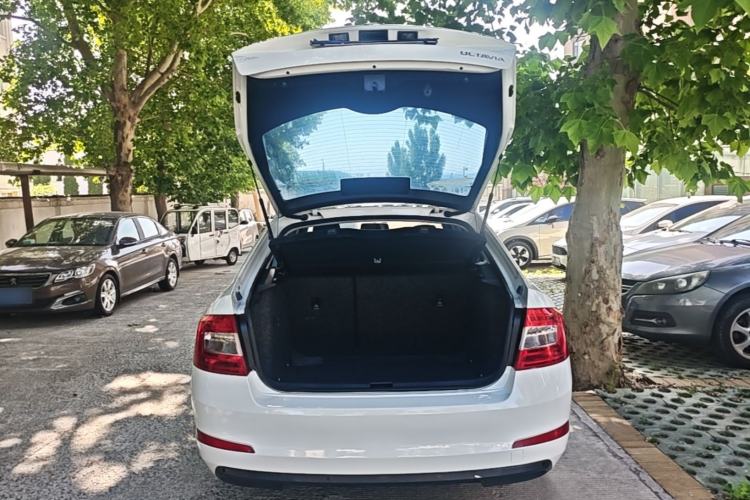Used Skoda Octavia 2015 1.6L Manual Yijie Edition Trunk