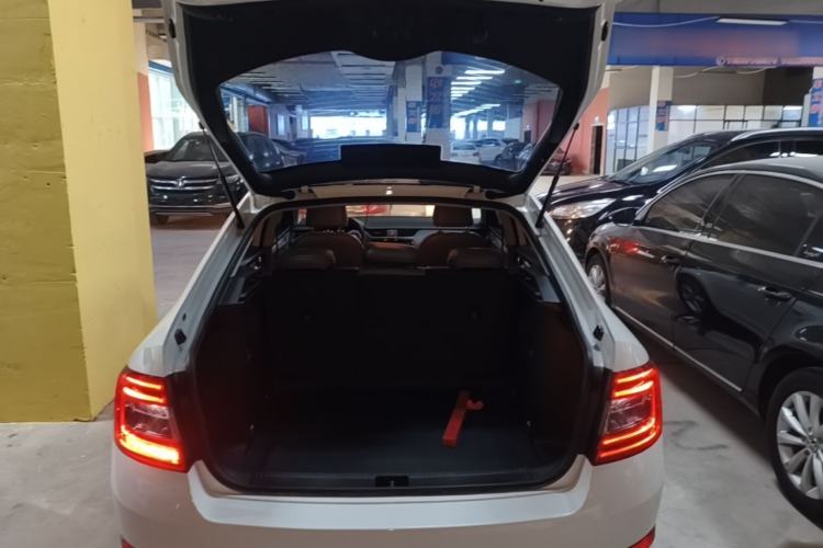 Used Skoda Octavia 2015 1.6L Automatic Yijie Edition Trunk