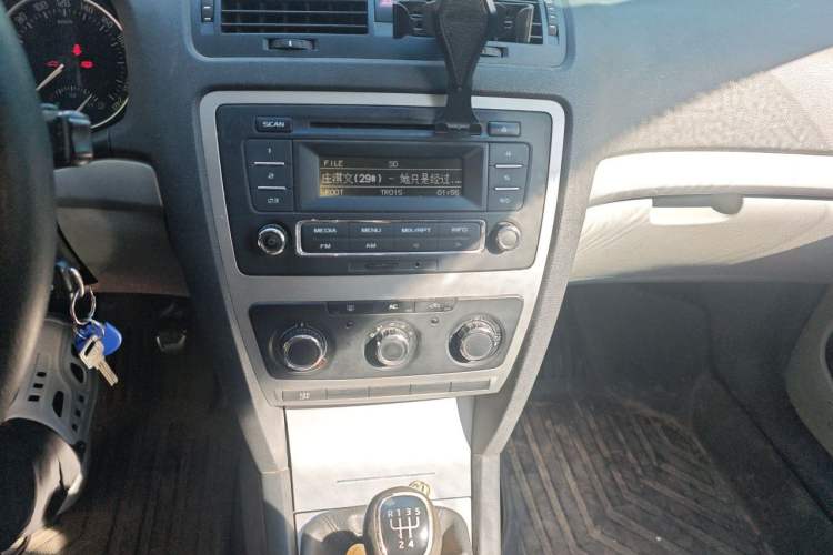 Used Skoda Octavia 2015 Classic Model 1.6L Manual Yijie Edition Audio And AC Panel