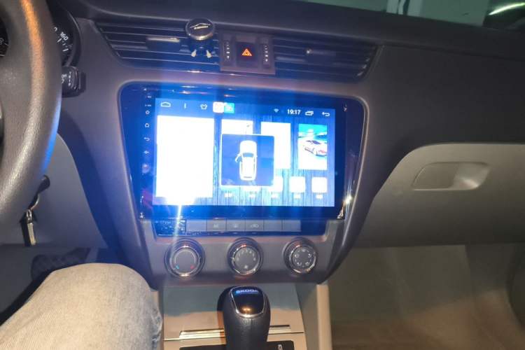 Used Skoda Octavia 2015 1.6L Automatic Yijie Edition Audio And AC Panel