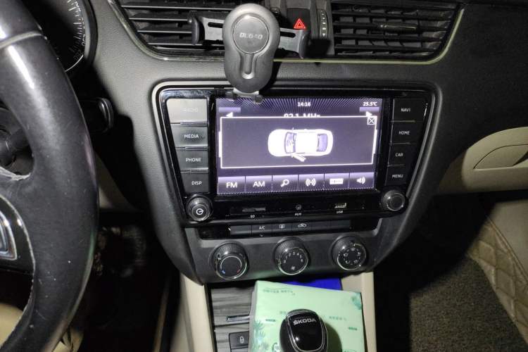 Used Skoda Octavia 2015 1.6L Automatic Yijie Edition Audio And AC Panel