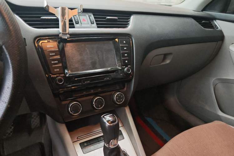 Used Skoda Octavia 2015 1.6L Automatic Yijie Edition Audio And AC Panel