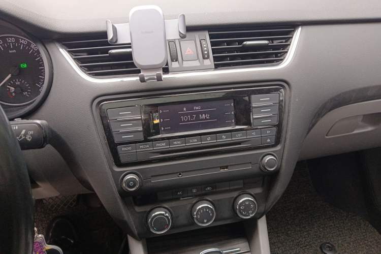 Used Skoda Octavia 2015 1.6L Automatic Yijun Edition Audio And AC Panel