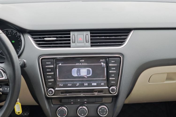 Used Skoda Octavia 2015 1.6L Automatic Yijie Edition Audio And AC Panel
