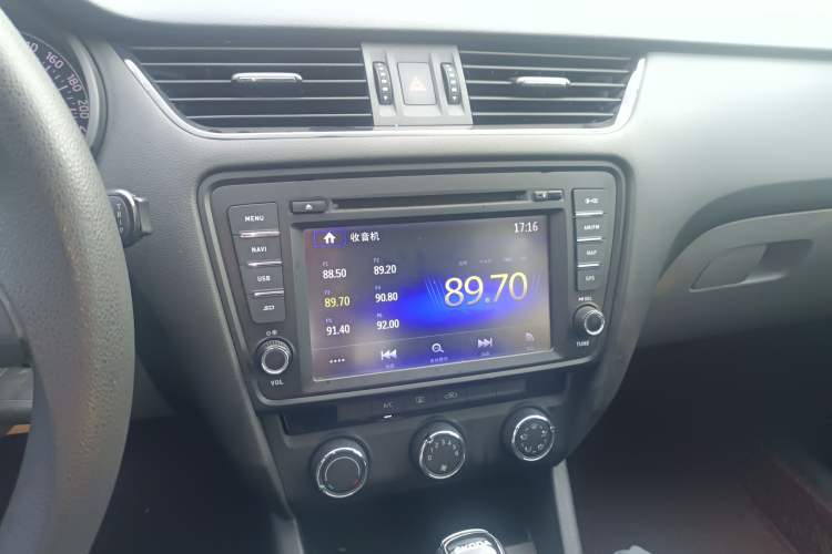 Used Skoda Octavia 2015 1.6L Automatic Eado Edition Audio And AC Panel