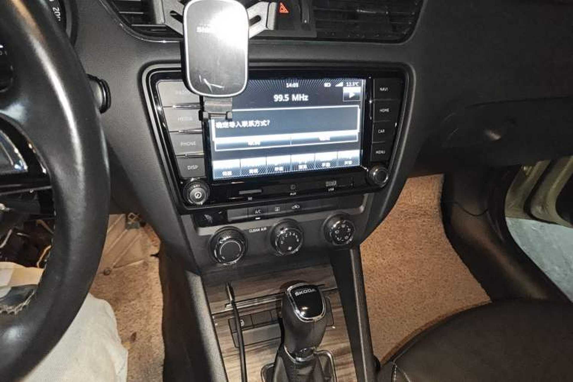 Used Skoda Octavia 2015 1.6L Automatic Yijun Edition Audio And AC Panel