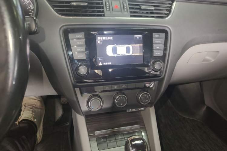 Used Skoda Octavia 2015 1.6L Automatic Yijun Edition Audio And AC Panel