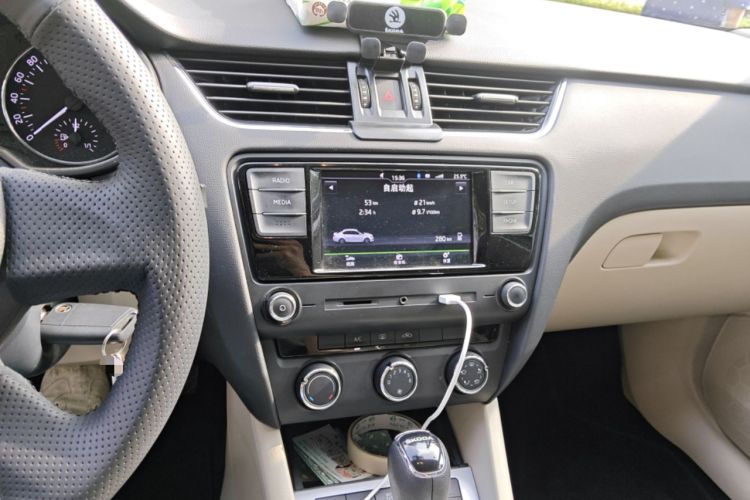 Used Skoda Octavia 2015 1.6L Automatic Yijie Edition Audio And AC Panel