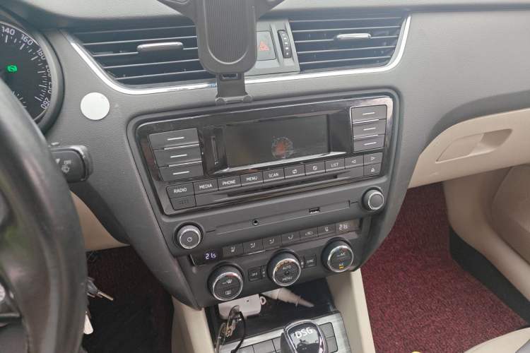Used Skoda Octavia 2015 1.4TSI DSG Yijun Edition Audio And AC Panel