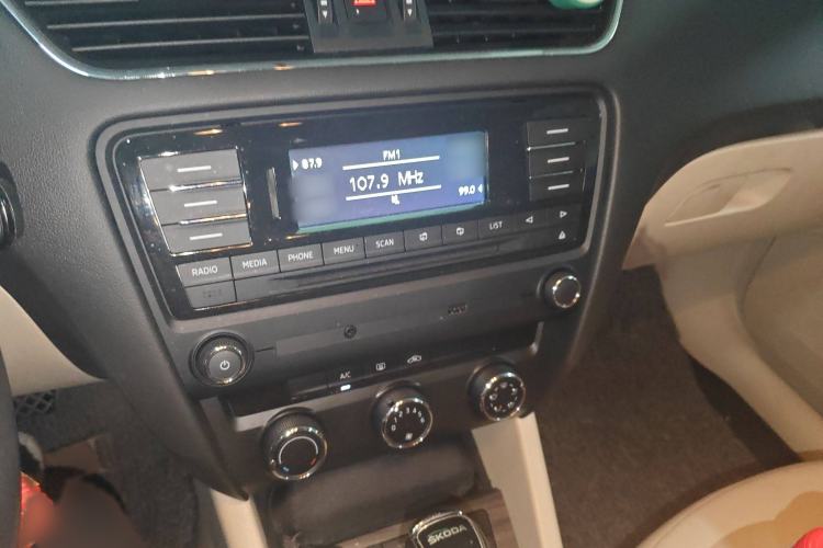 Used Skoda Octavia 2015 1.6L Automatic Yijun Edition Audio And AC Panel