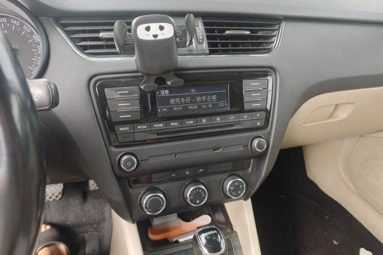 Used Skoda Octavia 2015 1.6L Automatic Yijun Edition Audio And AC Panel