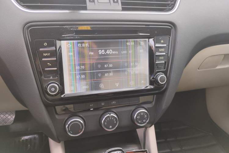 Used Skoda Octavia 2015 1.4TSI DSG Yijun Edition Audio And AC Panel