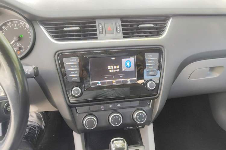 Used Skoda Octavia 2015 1.6L Automatic Yijun Edition Audio And AC Panel