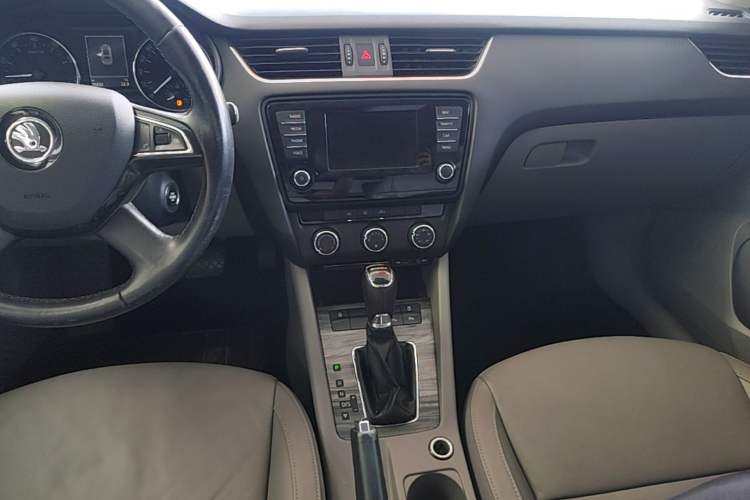 Used Skoda Octavia 2015 1.6L Automatic Yijun Edition Audio And AC Panel