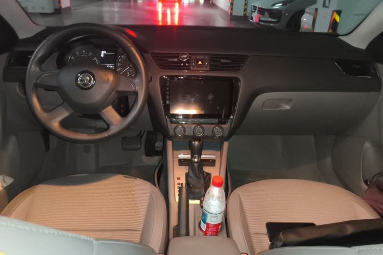 Used Skoda Octavia 2015 1.6L Automatic Yijie Edition Center Console