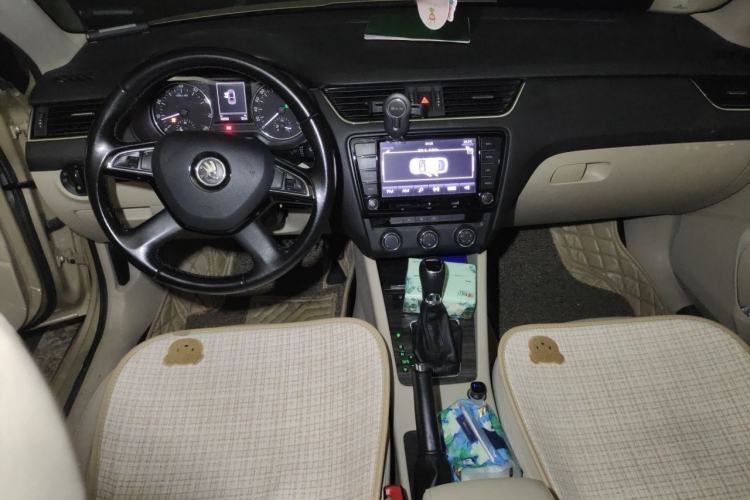 Used Skoda Octavia 2015 1.6L Automatic Yijie Edition Center Console