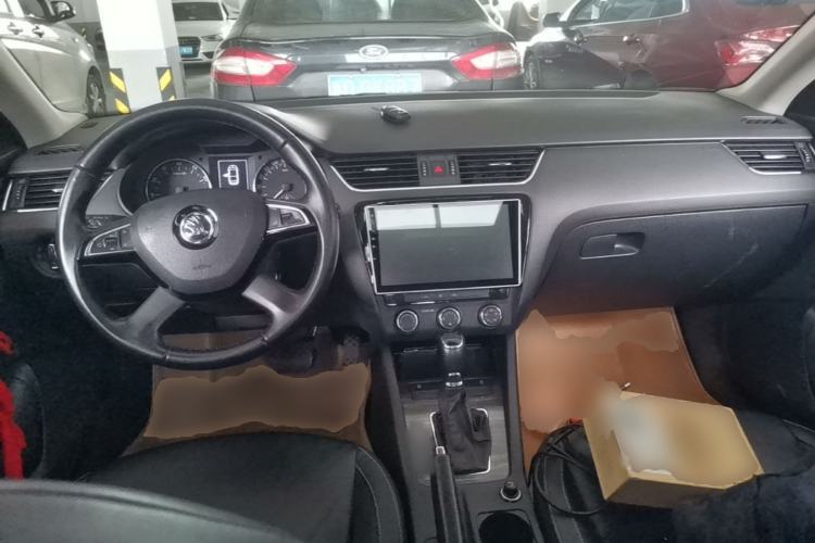Used Skoda Octavia 2015 1.6L Automatic Yijun Edition Center Console