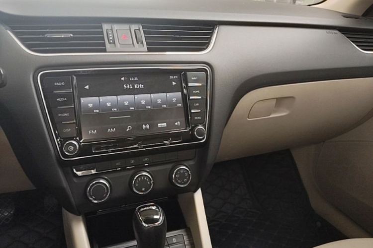 Used Skoda Octavia 2015 1.6L Automatic Yijie Edition Center Console