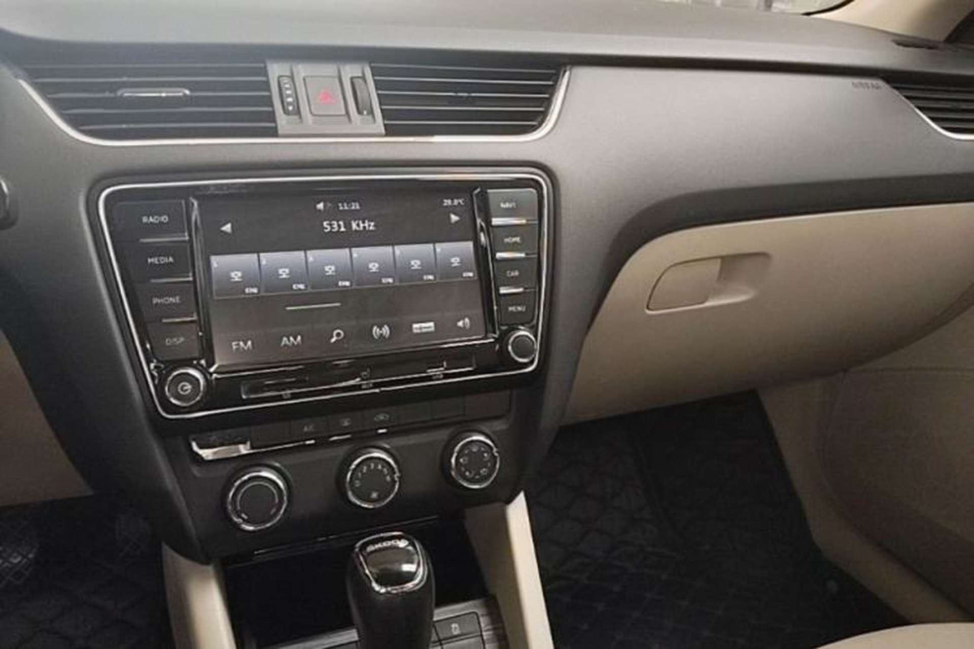 Used Skoda Octavia 2015 1.6L Automatic Yijie Edition Center Console