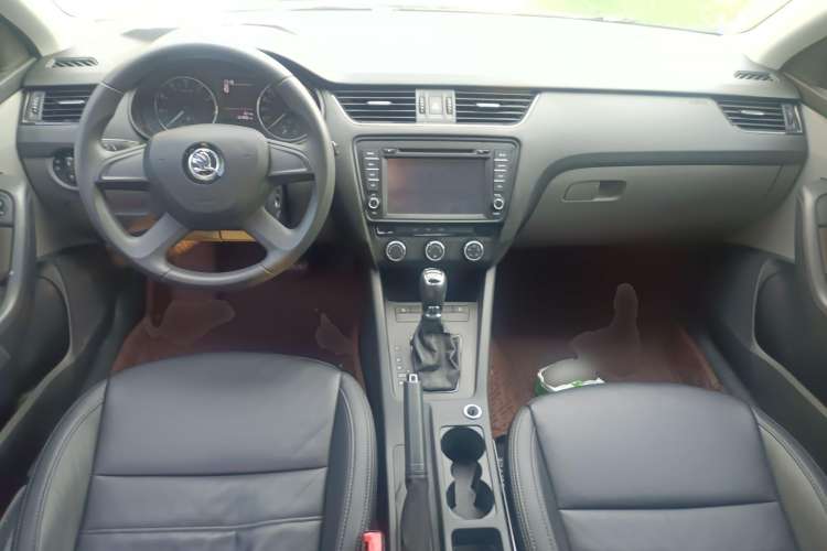 Used Skoda Octavia 2015 1.6L Automatic Eado Edition Center Console