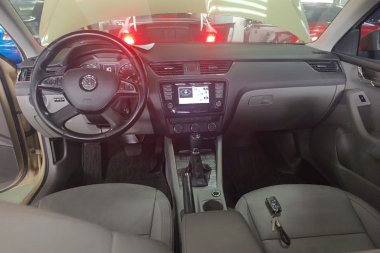 Used Skoda Octavia 2015 1.6L Automatic Yijun Edition Center Console