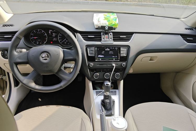 Used Skoda Octavia 2015 1.6L Automatic Yijie Edition Center Console