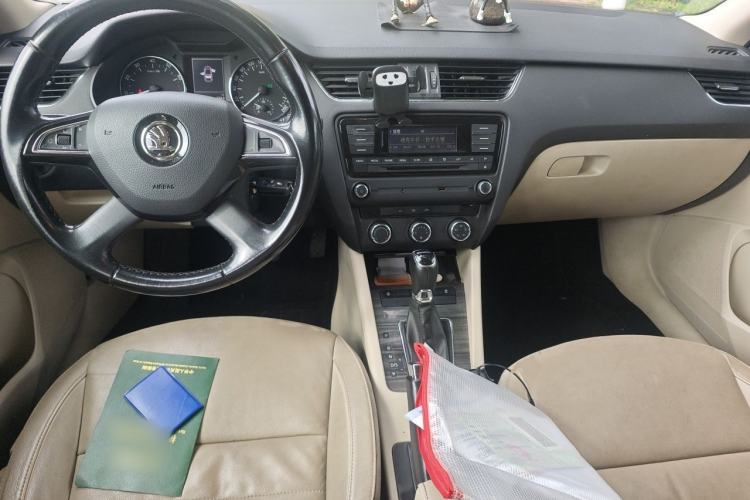 Used Skoda Octavia 2015 1.6L Automatic Yijun Edition Center Console
