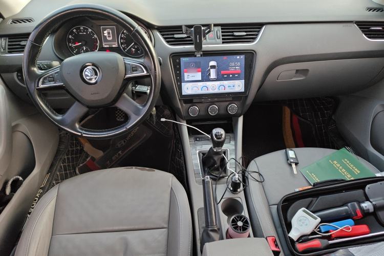 Used Skoda Octavia 2015 1.6L Manual Yijun Edition Center Console