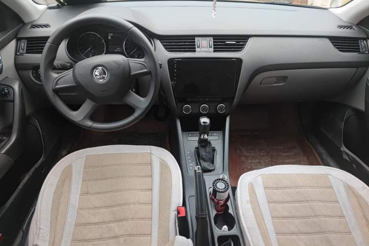 Used Skoda Octavia 2015 1.4TSI DSG Eado Edition Center Console