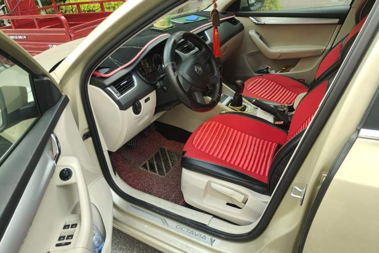 Used Skoda Octavia 2015 1.6L Manual Yijie Edition Driver Seat