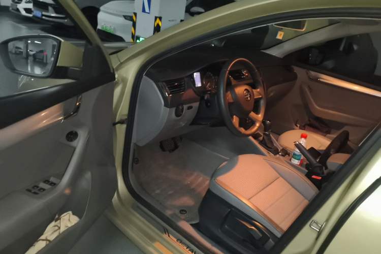 Used Skoda Octavia 2015 1.6L Automatic Yijie Edition Driver Seat