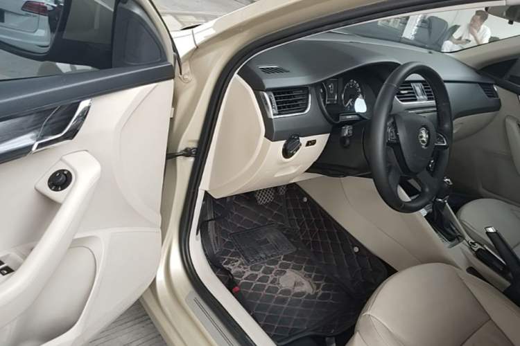 Used Skoda Octavia 2015 1.6L Automatic Yijie Edition Driver Seat