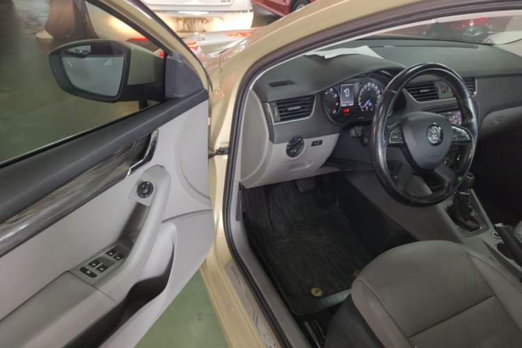 Used Skoda Octavia 2015 1.6L Automatic Yijun Edition Driver Seat