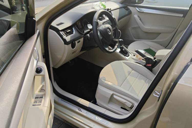 Used Skoda Octavia 2015 1.6L Automatic Yijie Edition Driver Seat