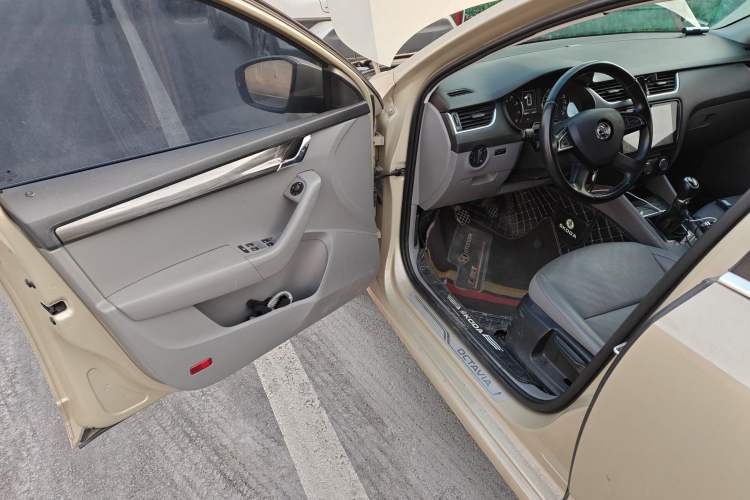 Used Skoda Octavia 2015 1.6L Manual Yijun Edition Driver Seat