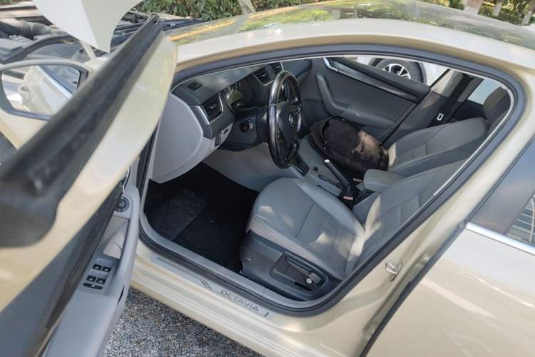 Used Skoda Octavia 2015 1.6L Automatic Yijun Edition Driver Seat