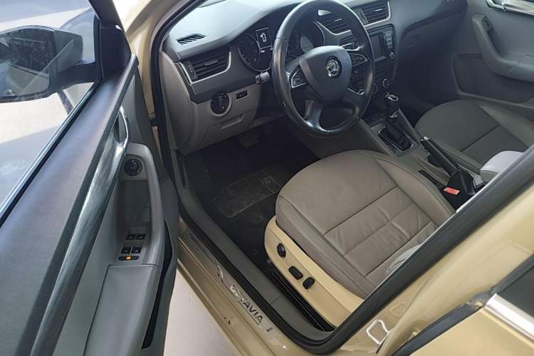 Used Skoda Octavia 2015 1.6L Automatic Yijun Edition Driver Seat