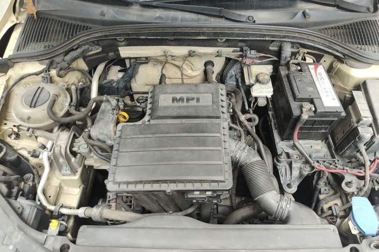 Used Skoda Octavia 2015 1.6L Manual Yijie Edition Engine Bay