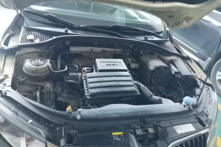 Used Skoda Octavia 2015 1.6L Automatic Yijun Edition Engine Bay