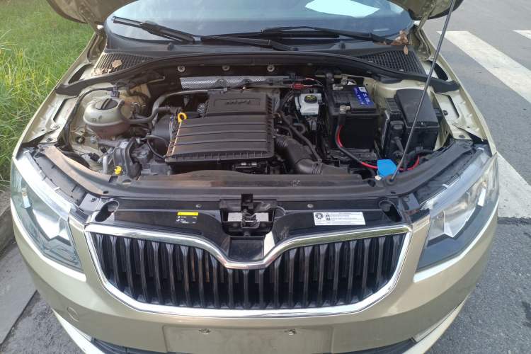 Used Skoda Octavia 2015 1.6L Automatic Eado Edition Engine Bay