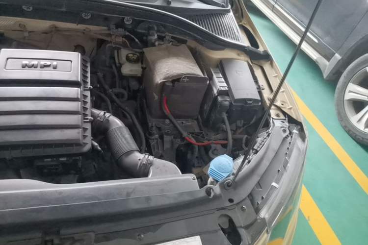 Used Skoda Octavia 2015 1.6L Automatic Yijun Edition Engine Bay Left