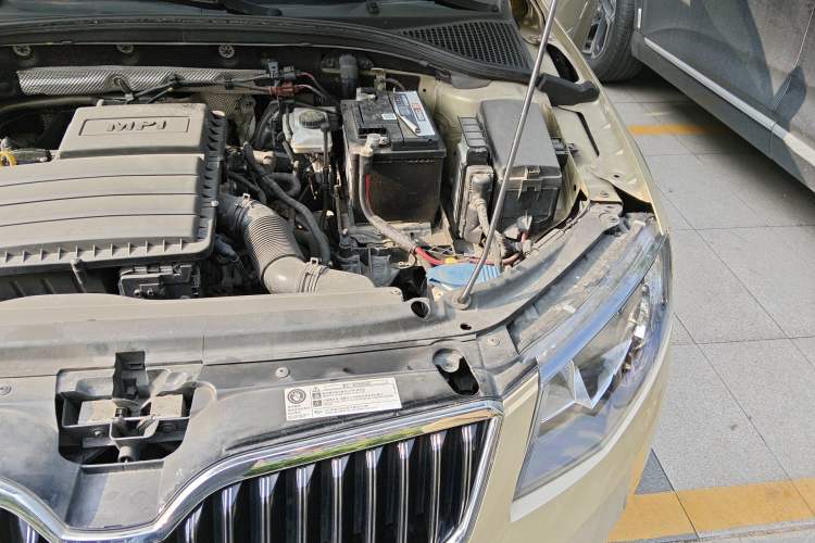 Used Skoda Octavia 2015 1.6L Automatic Yijie Edition Engine Bay Left