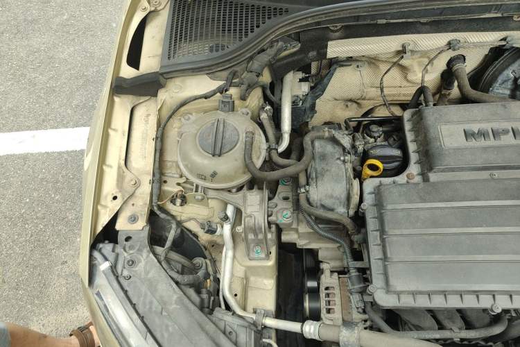 Used Skoda Octavia 2015 1.6L Manual Yijie Edition Engine Bay Right