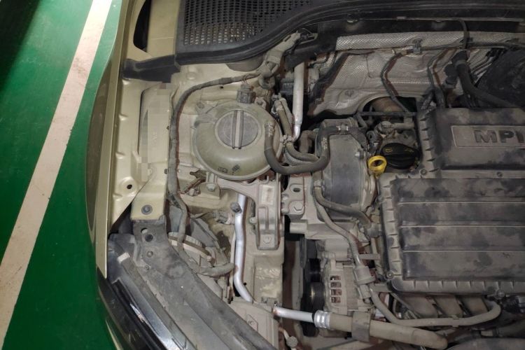 Used Skoda Octavia 2015 1.6L Automatic Yijie Edition Engine Bay Right