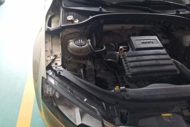 Used Skoda Octavia 2015 1.6L Automatic Yijun Edition Engine Bay Right