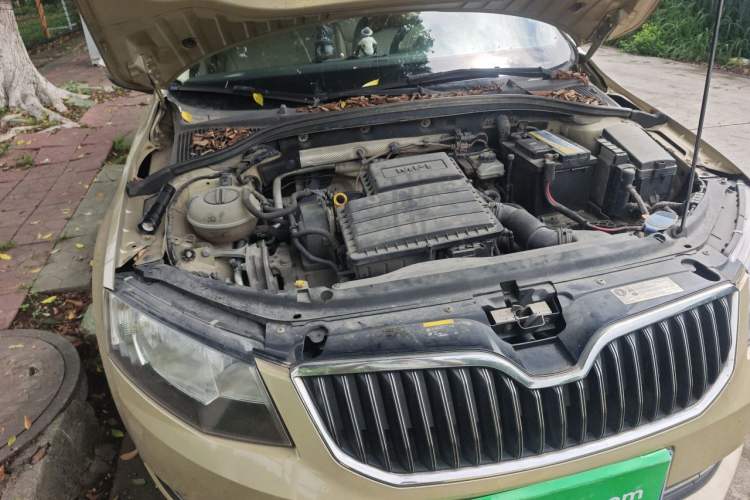 Used Skoda Octavia 2015 1.6L Automatic Yijun Edition Engine Bay Right