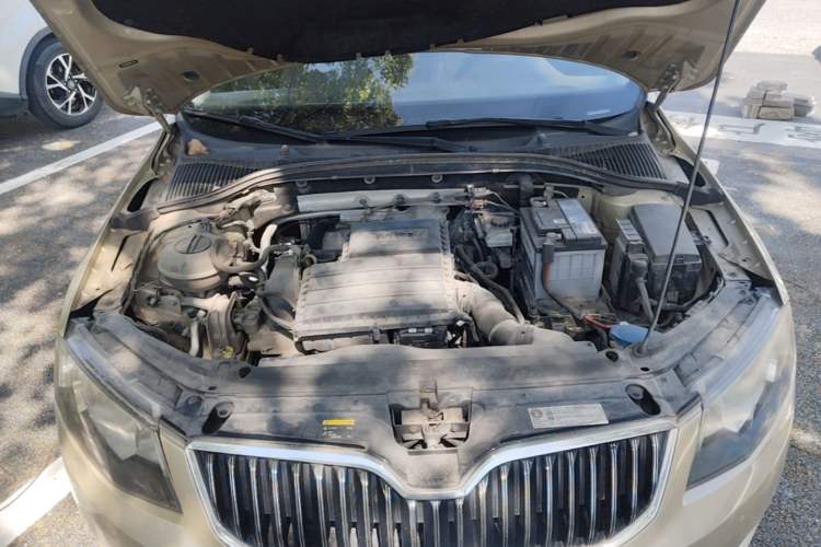 Used Skoda Octavia 2015 1.6L Automatic Yijun Edition Engine Bay