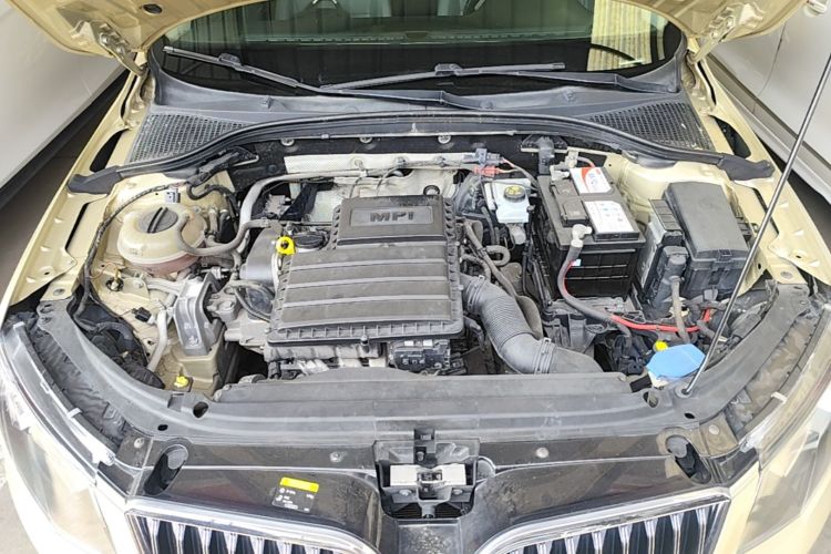 Used Skoda Octavia 2015 1.6L Automatic Yijun Edition Engine Bay